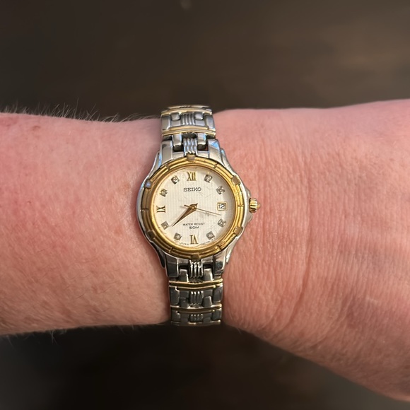 Seiko womens watch - silver and gold toned. High quality - excellent condition! - Picture 4 of 13